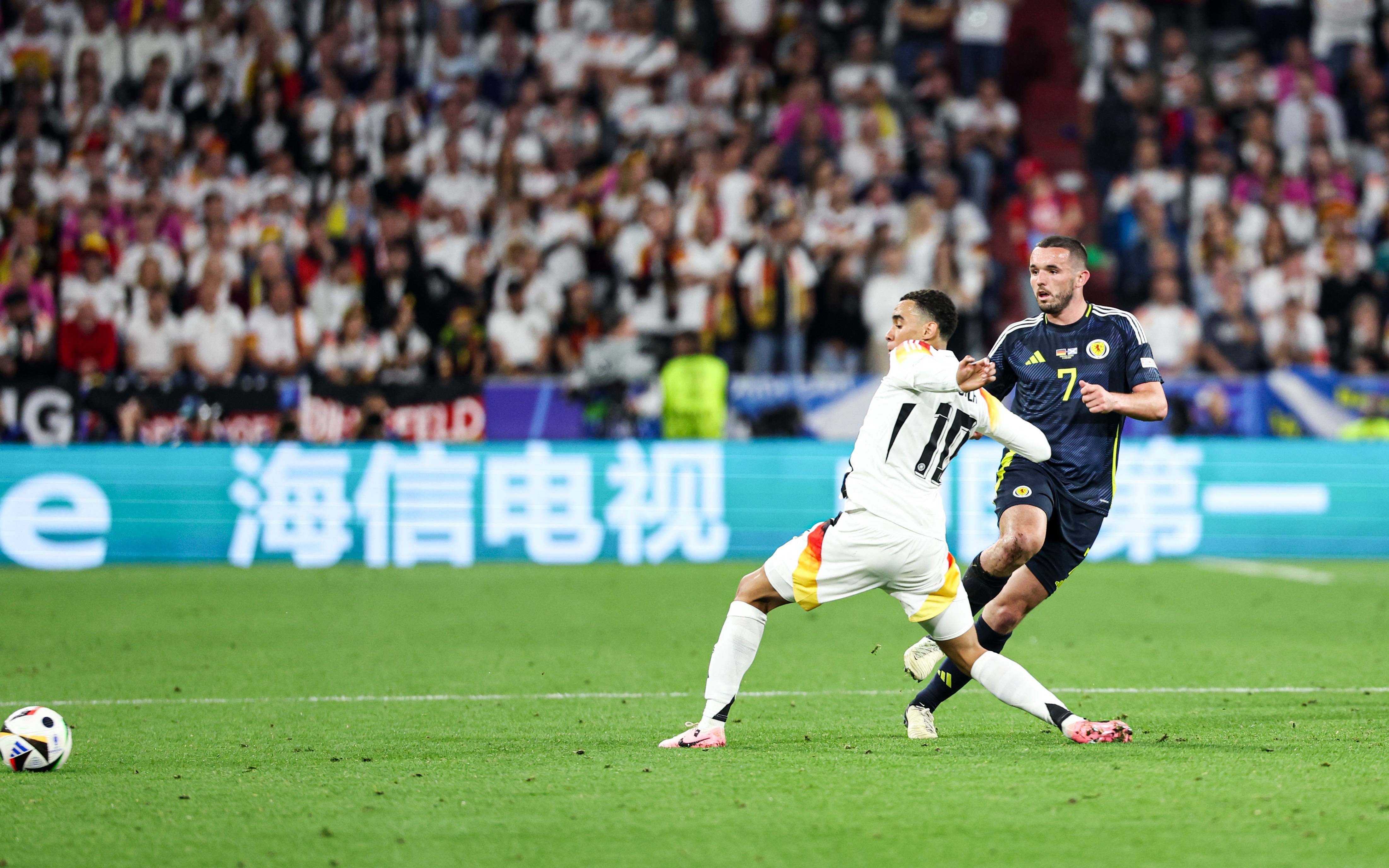 德国足球队在关键比赛中获得胜利