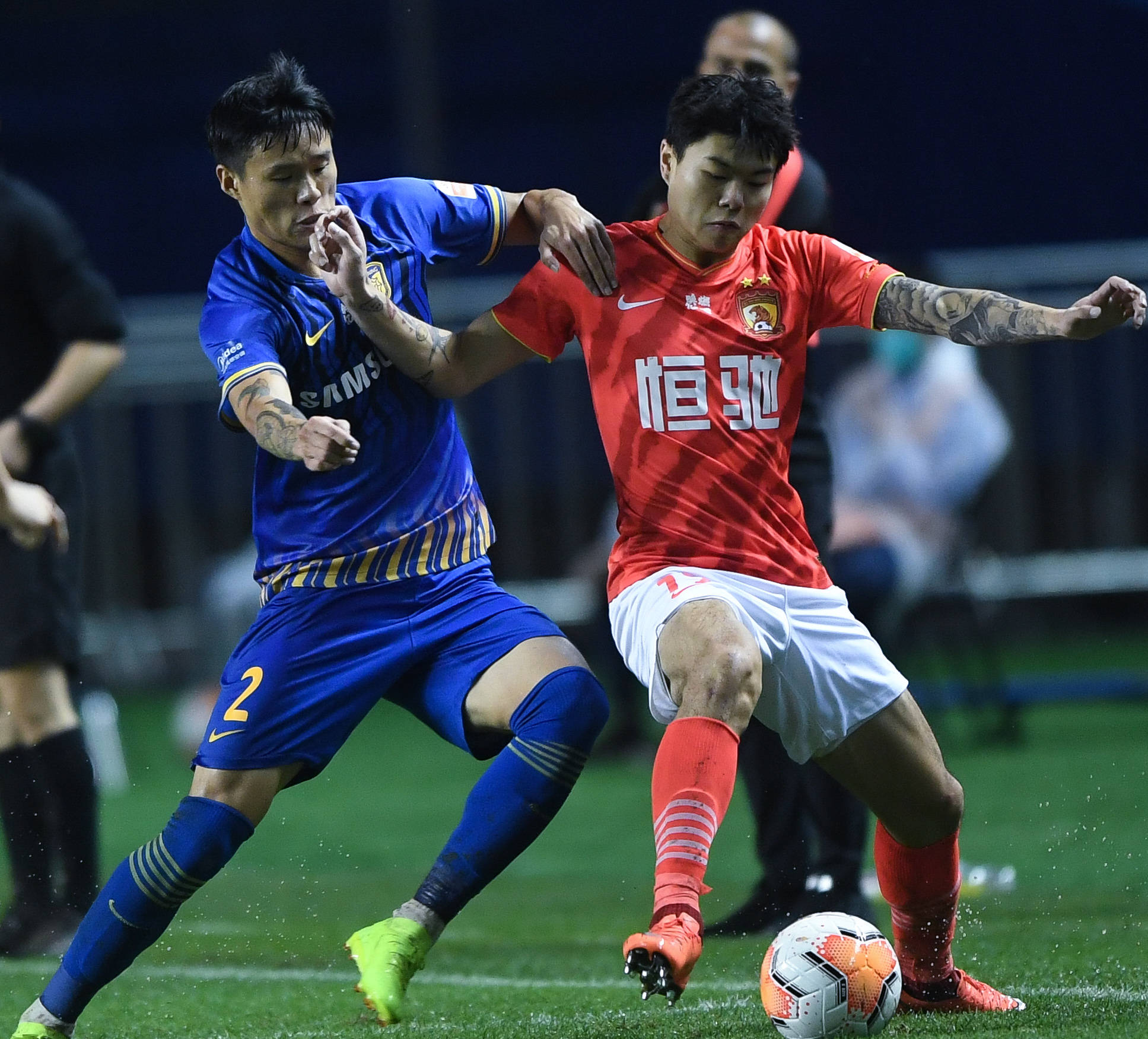 包含郑达伦关键时刻进球！广州富力主场胜江苏苏宁的词条