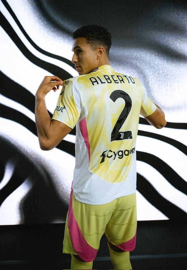 包含尤文图斯后防新援亮相：球队稳固防线备战的词条