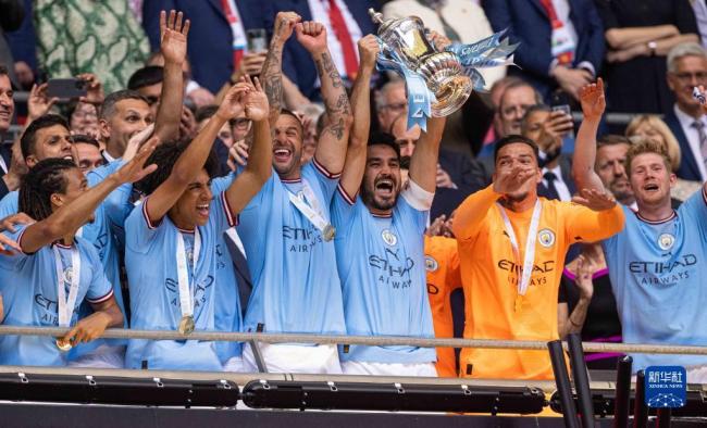 关于曼城夺得英足总杯冠军，完成“三冠王”的信息