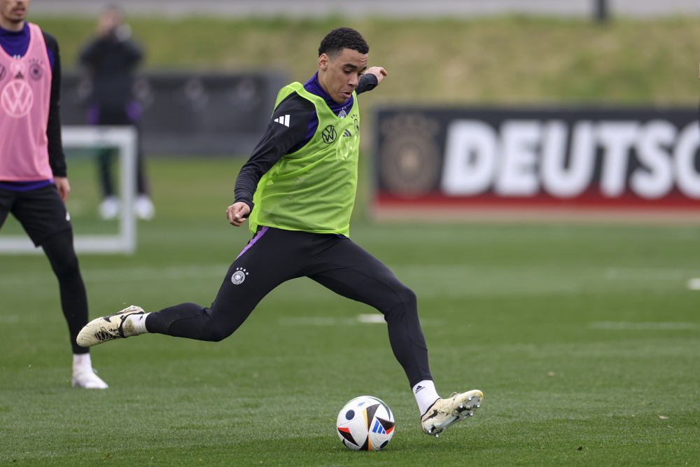 德国队在友谊赛中与对手激烈对抗