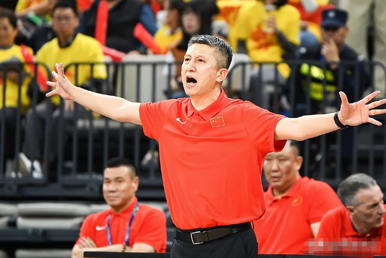 球队主教练在赛后接受采访，对球队表现表示满意的简单介绍