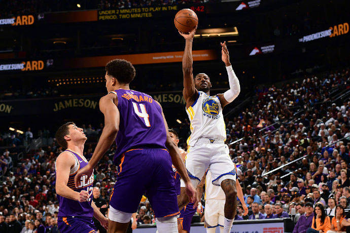 勇士主场击败尼克斯，库里发威，助球队止住颓势