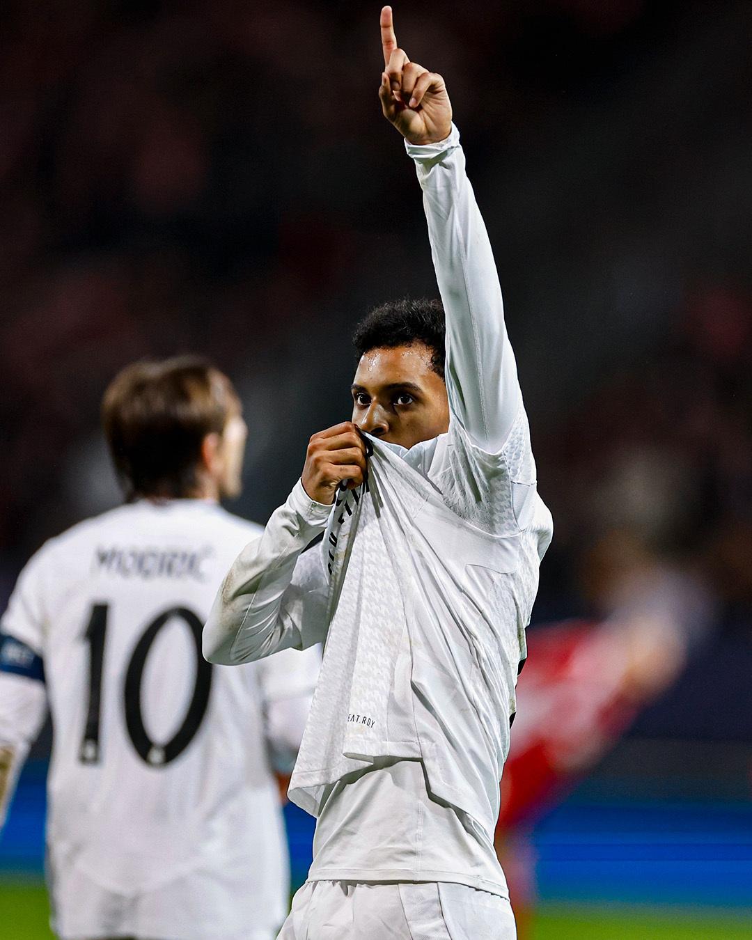 包含皇马门将神勇，多次扑救力保士气高昂的词条