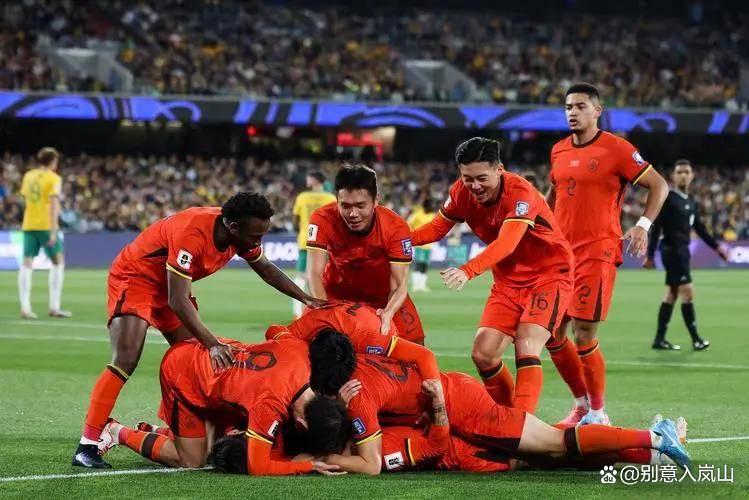 足球比赛精彩对决，球员拼尽全力争取胜利的简单介绍