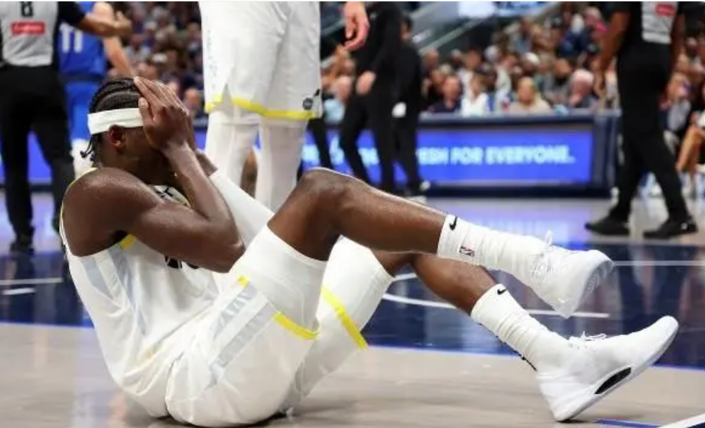 职业球员在比赛中受伤，引发球迷关注