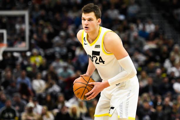 包含爵士攻防兼顾，戈贝尔独领风骚的词条