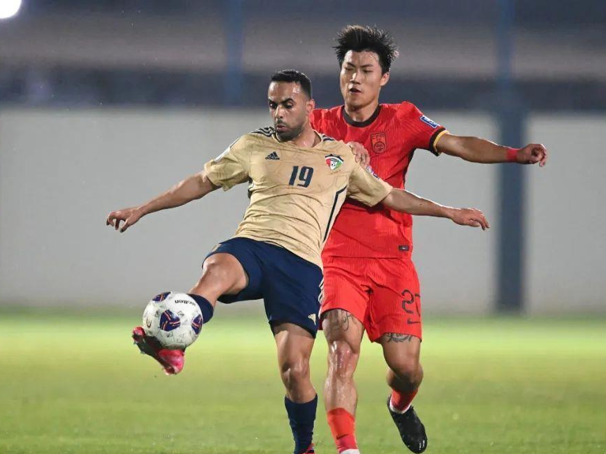 足球联赛中精彩的对决引发球迷狂热的简单介绍