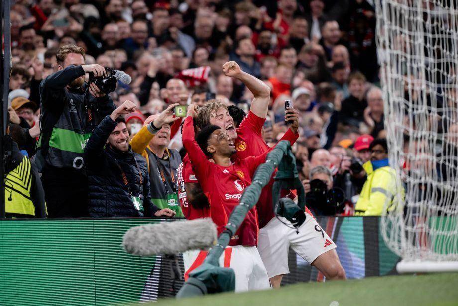 包含曼联梅开二度，再次压倒对手展现出色状态的词条