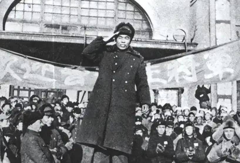 罗马尼亚后卫肌肤饱满，红军成员扎哈伊生力军站前