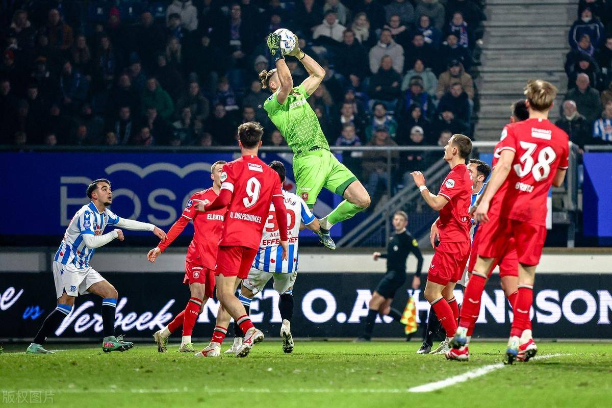 西班牙队在激烈比拼中获胜，晋级欧联杯四分之一决赛