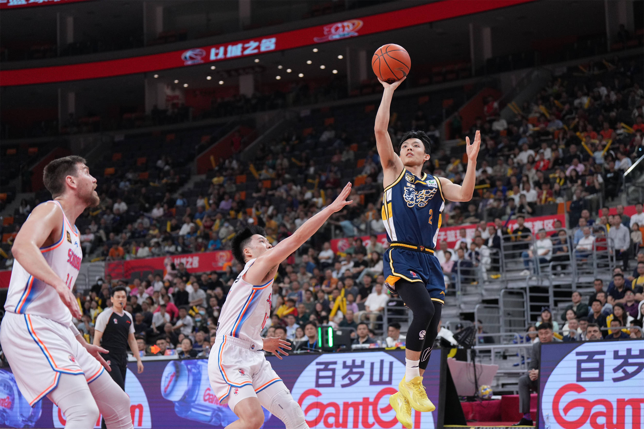 佛山队在比赛中成功压制对手赢得胜利