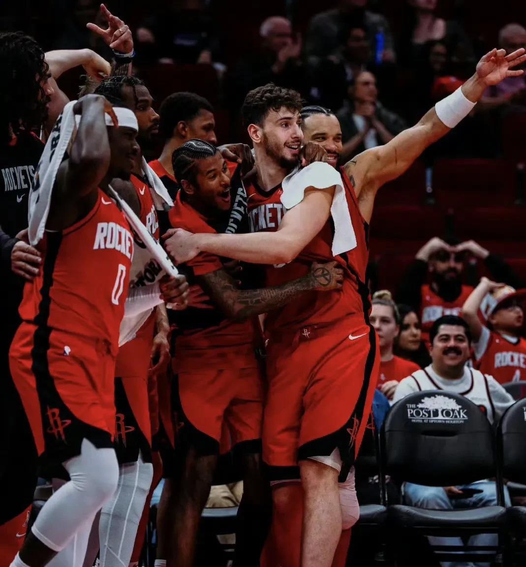 外援射手连续砍下三分球，引领球队赢得比赛