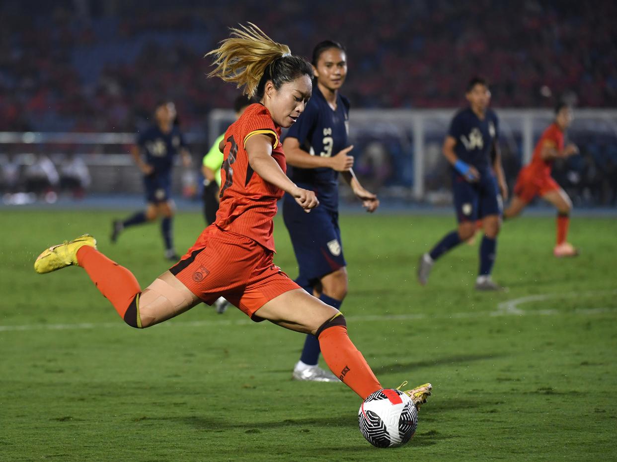 中国女足球员斩获国际足球锦标个人奖