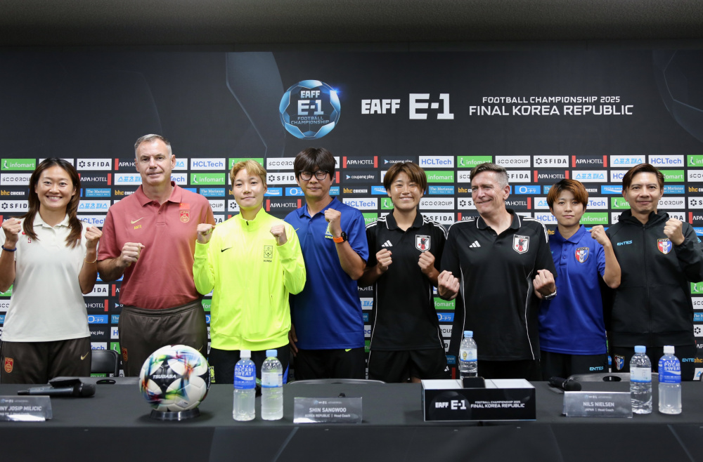 场外成绩发布会顺利进行，足球界各方关注