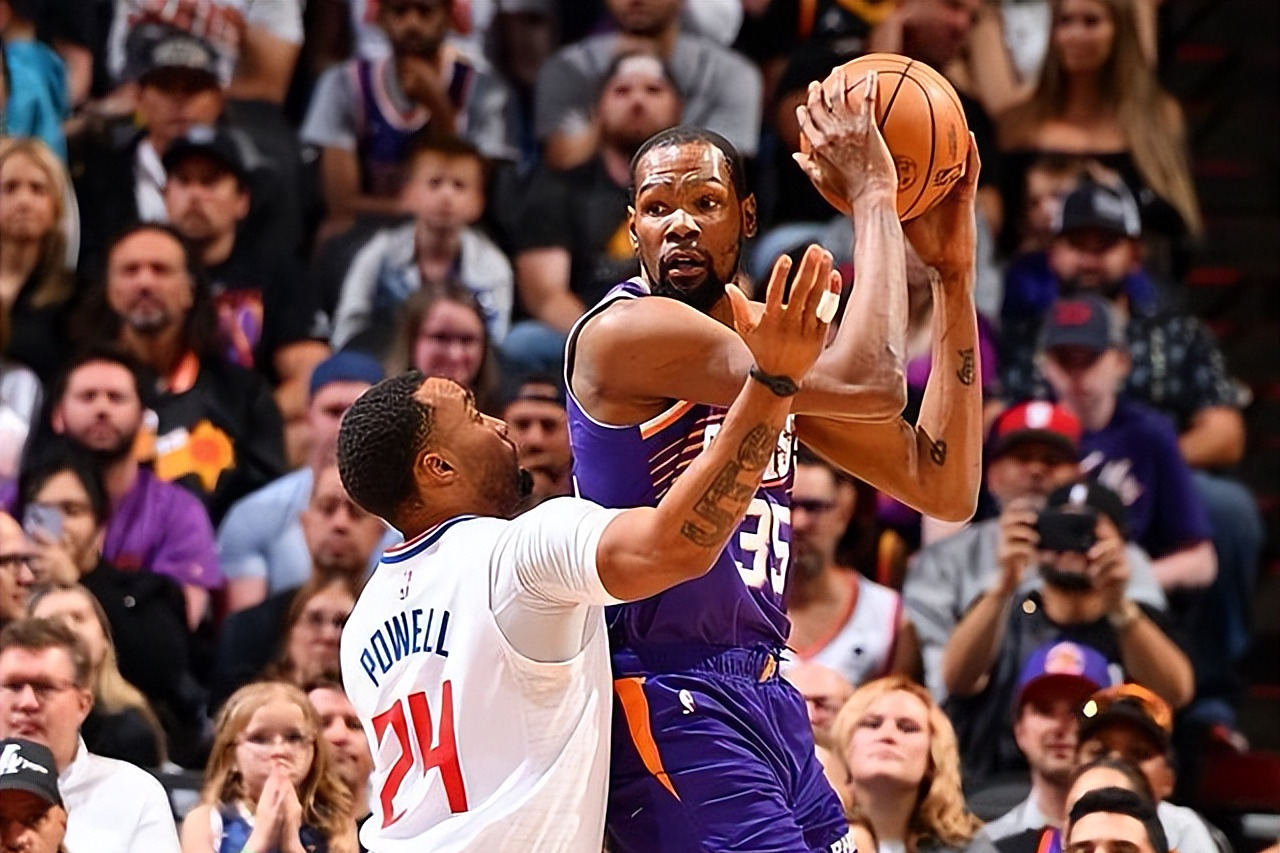 关键时刻主教练调兵遣将，带领球队锁定胜利