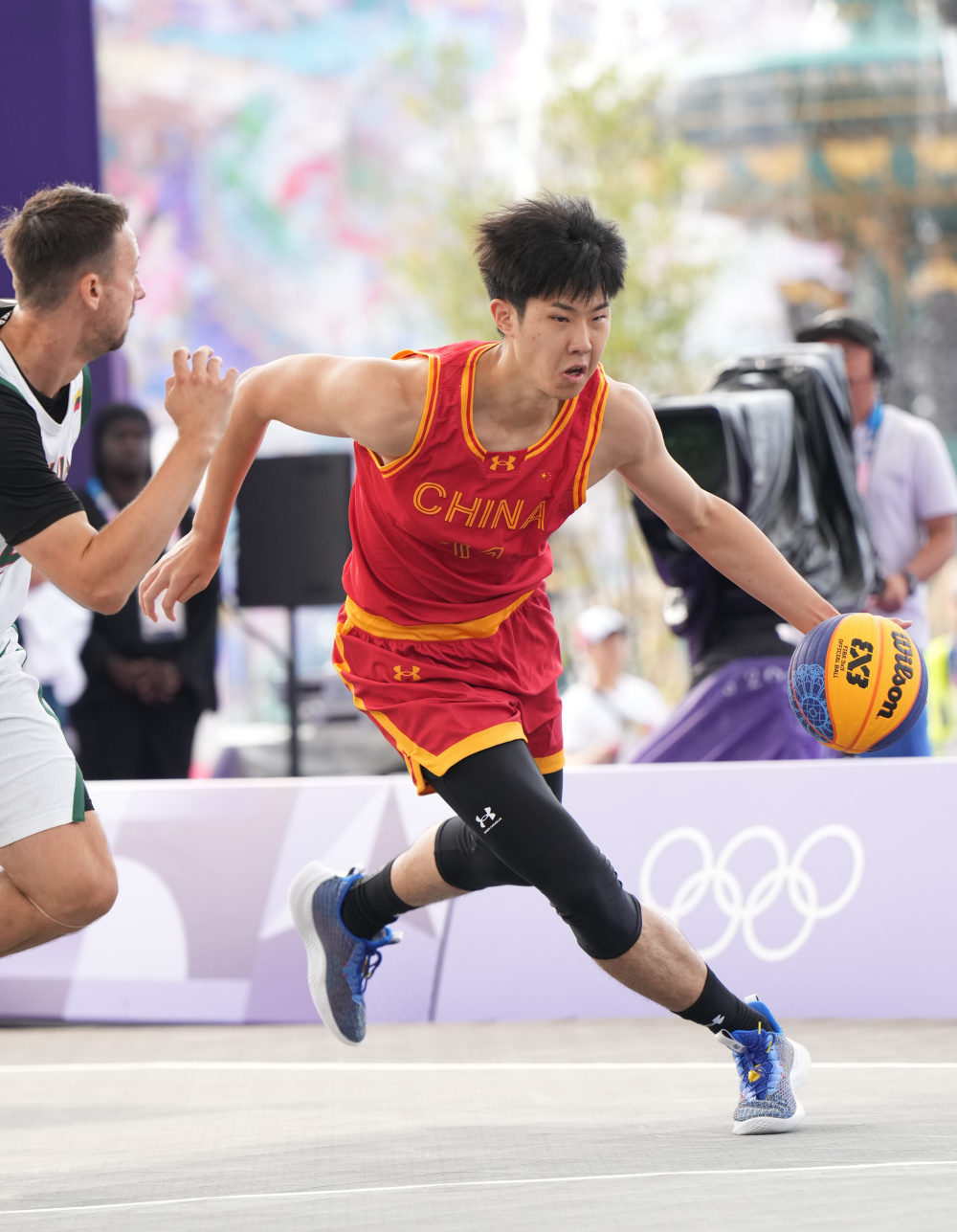 立陶宛篮球明星浮出水面，成为球场焦点