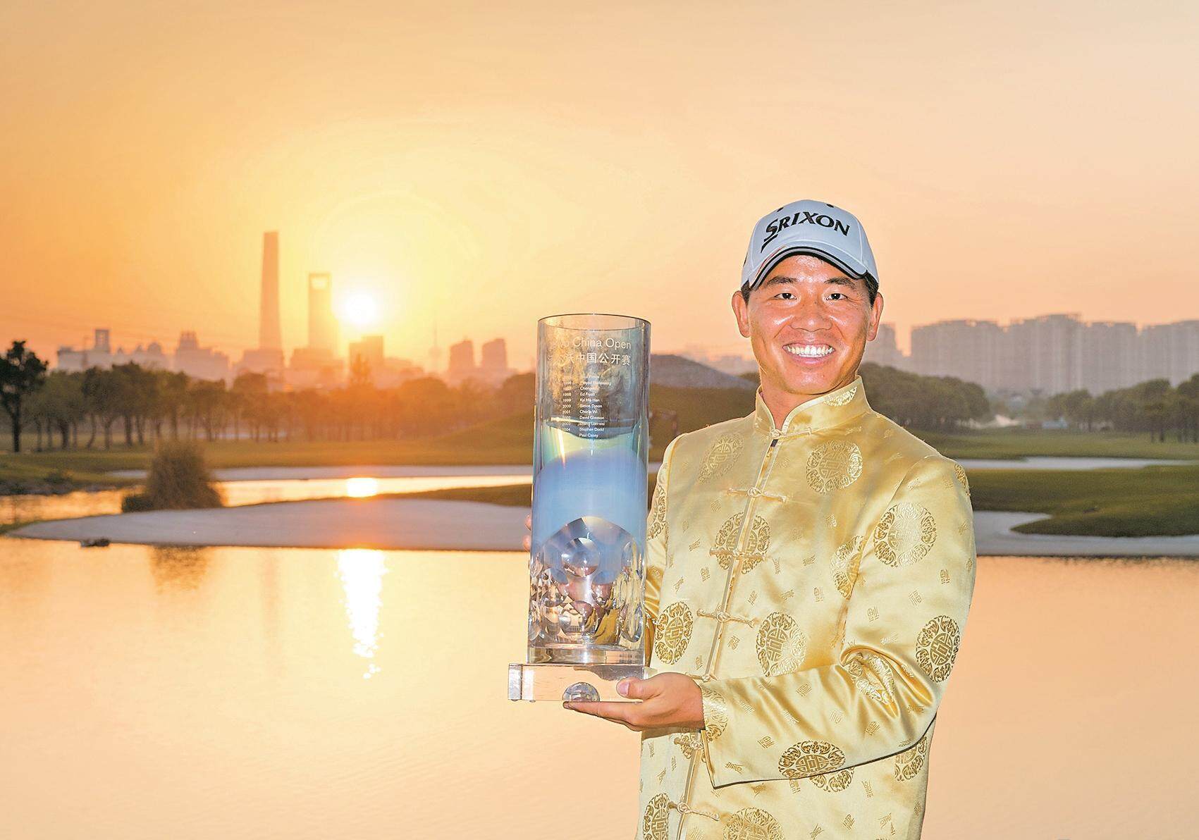 高尔夫球手精湛技艺赢得观众赞誉