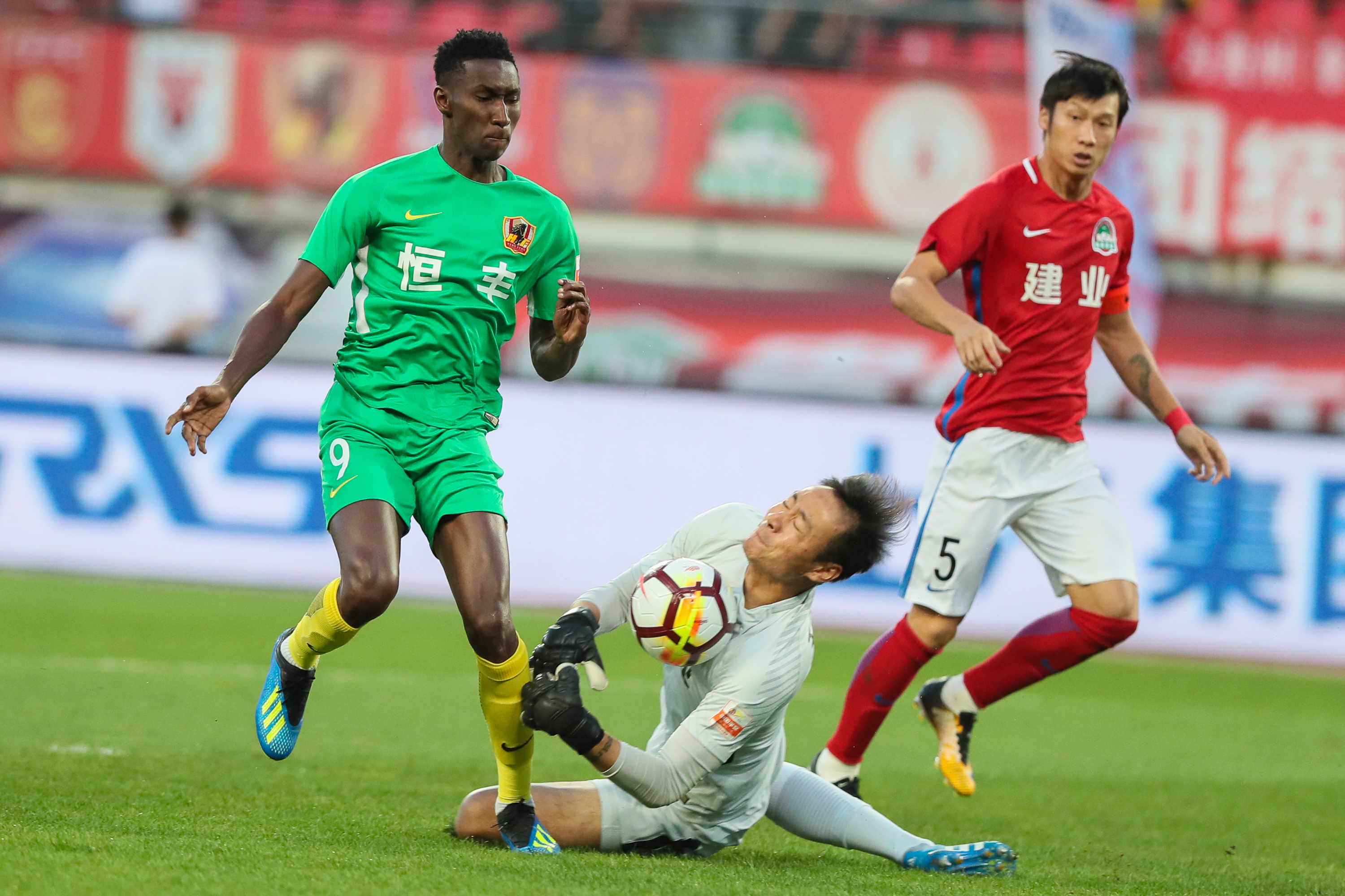 贵州恒丰智诚主场不敌河南建业,遭遇主场失利 贵州恒丰智诚主场不敌河南建业,遭遇主场失利