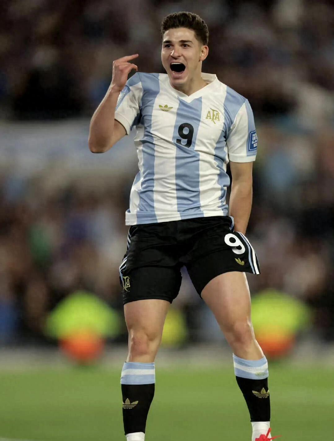 南美足球传奇球星再次展现超凡能力 南美足球传奇球星再次展现超凡能力