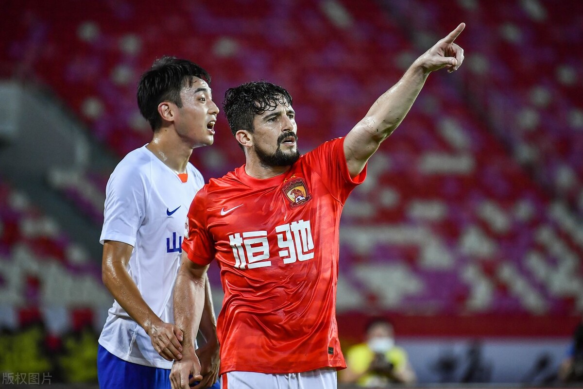 激情心战：球员们的拼搏精神和斗志助推比赛进程