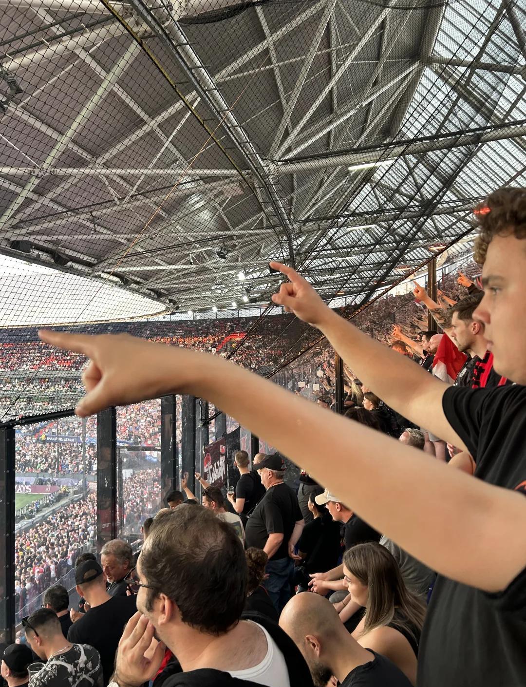 包含鹿特丹客场平局，积分保持平稳的词条