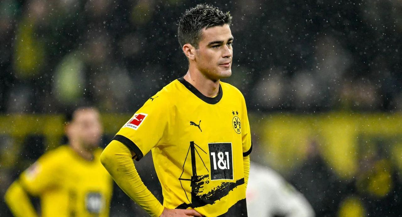 斯图加特球员集体观看录像分析对手