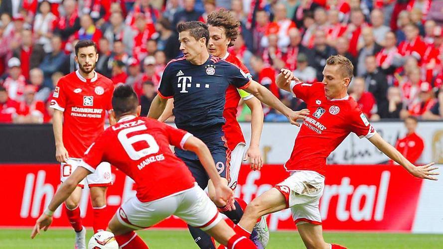 斯图加特球员集体观看录像分析对手