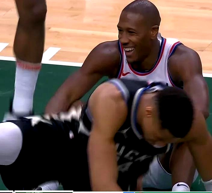 雄鹿击败尼克斯，终结两连败