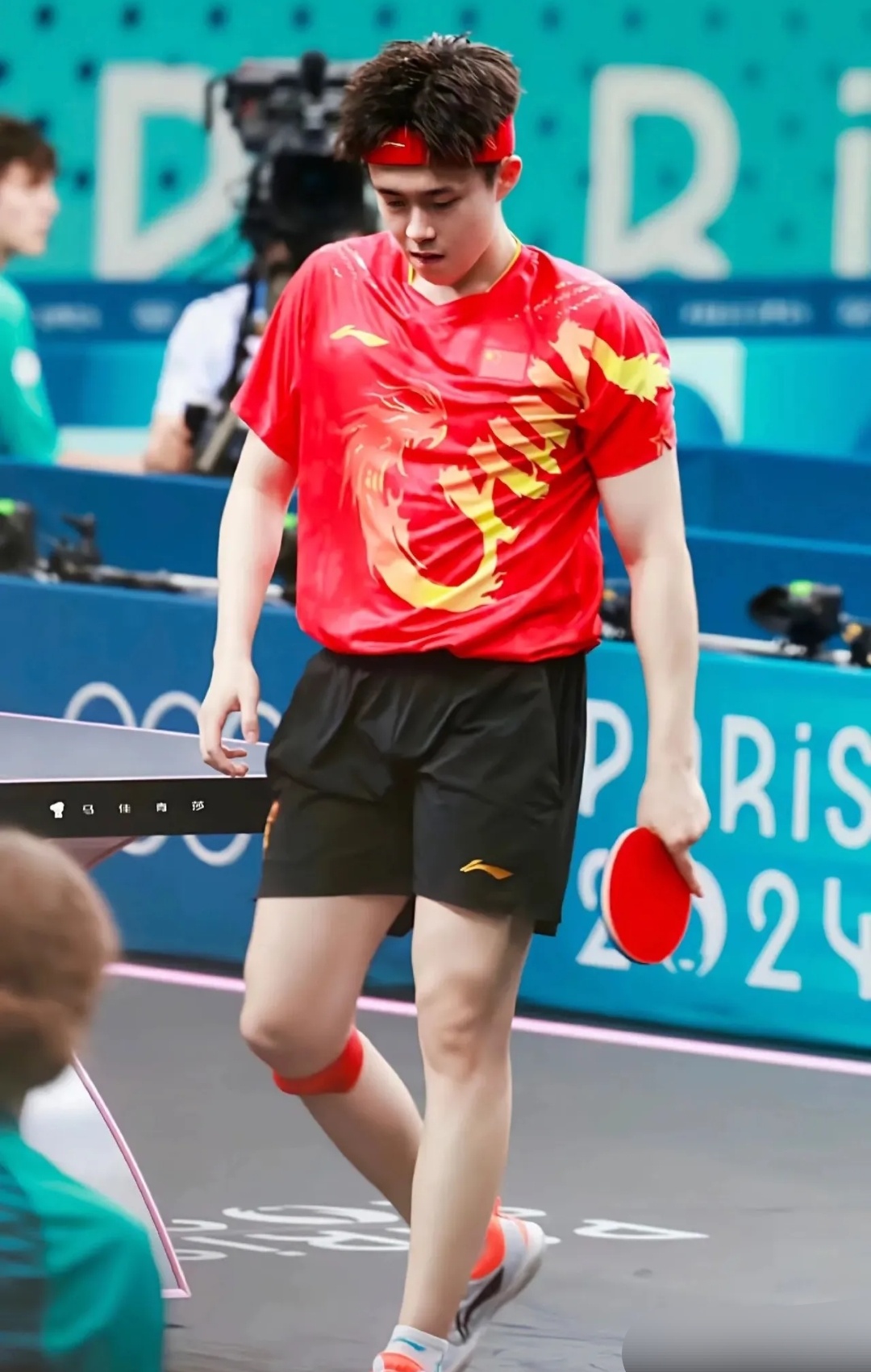 篮球健儿挥汗拼搏，扛鼎担金力拔头