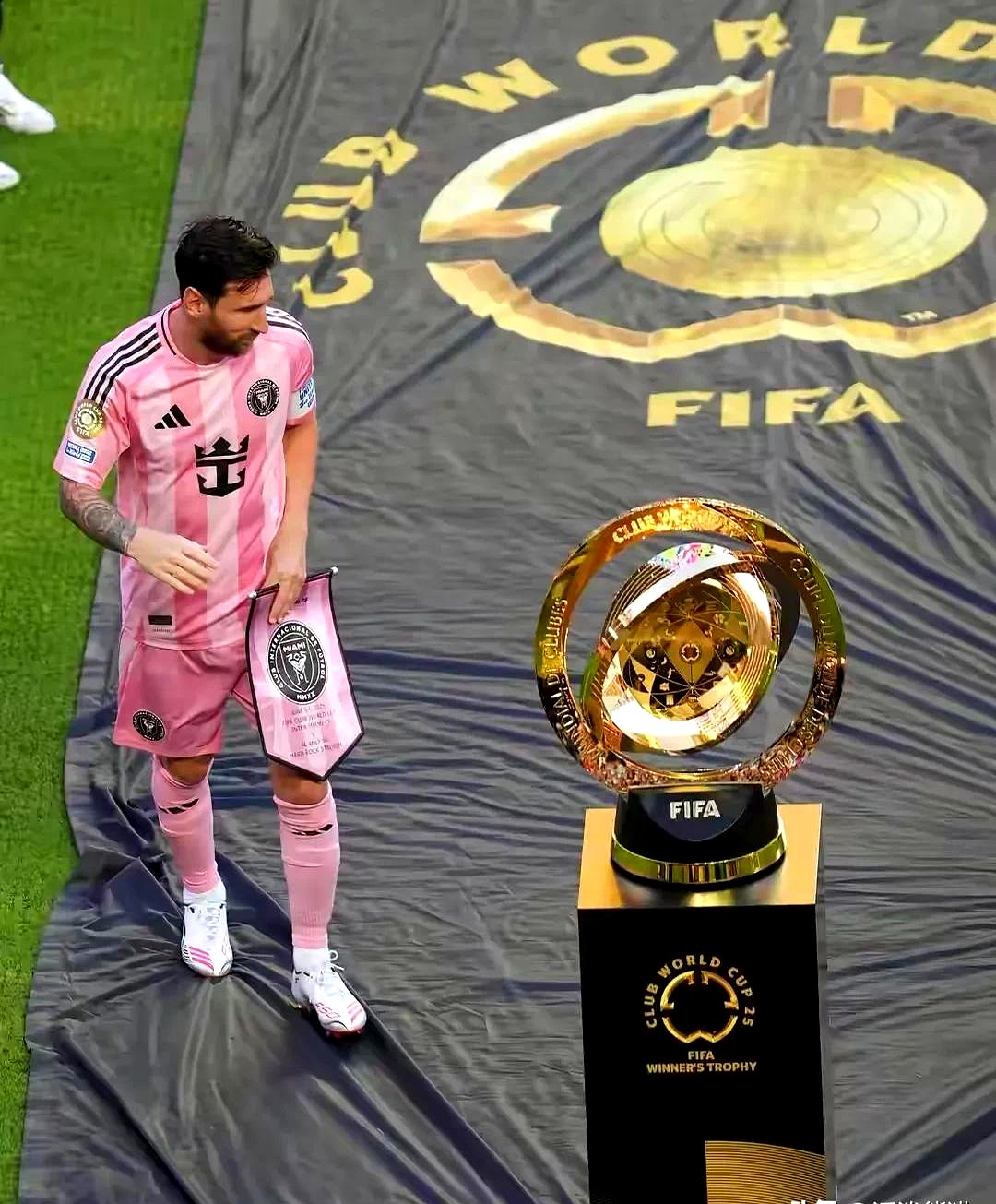 关于利物浦轻取乌拉圭，梅西高光表现的信息